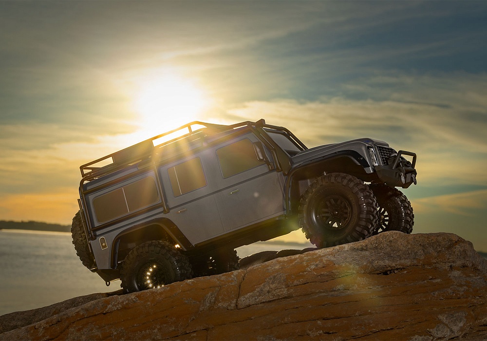 82256-4-trx-4-defender-sunflare-slvr-1810