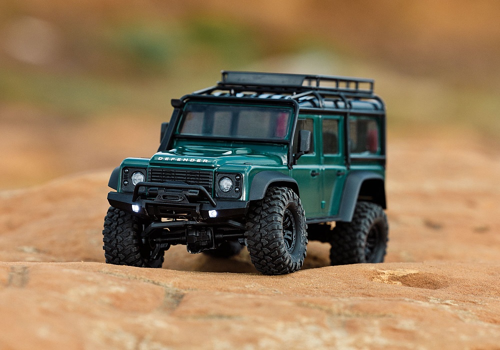 97054-1-defender-action-green-9917