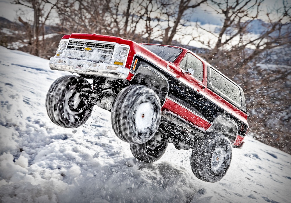 blazer-action-07-red-snow-jump