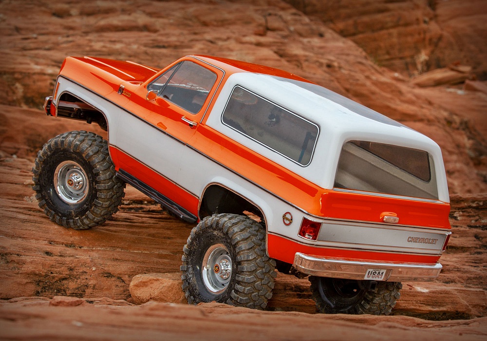Blazer-action-08-orange-rear-climb