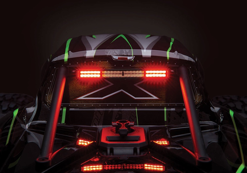 7885-X-Maxx-Rear-Red-lights-straight-on